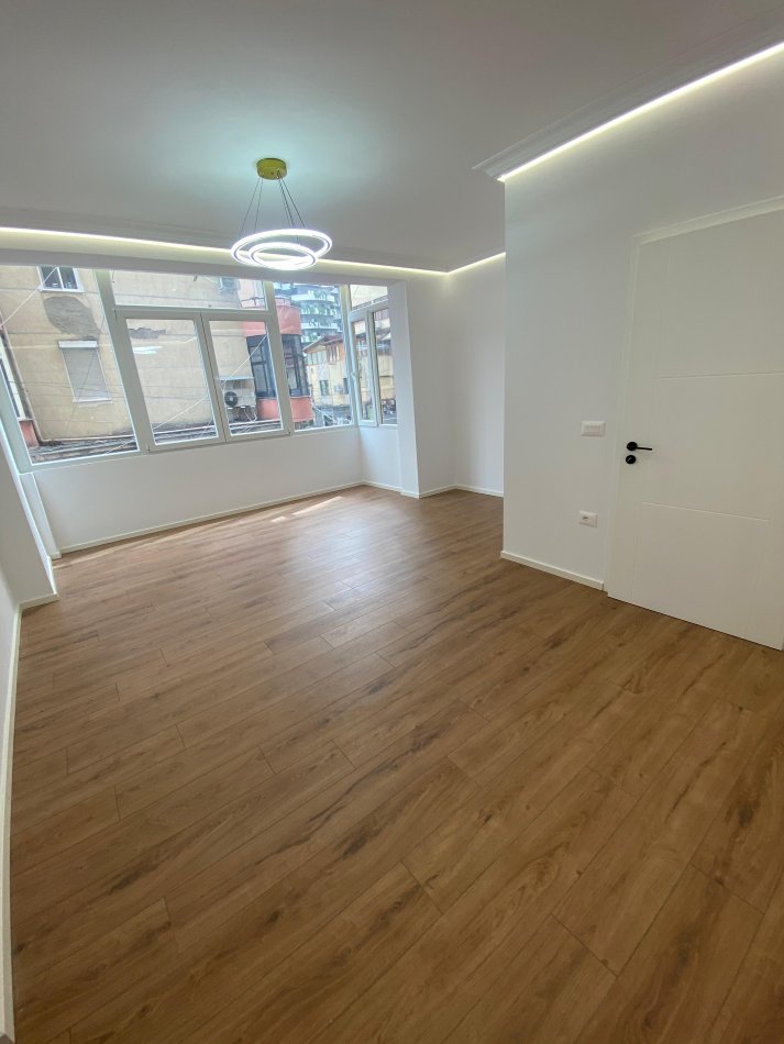Tirane, shitet apartament 2+1+Ballkon , 87 m² 210.000 € (rruga Faik Konica)