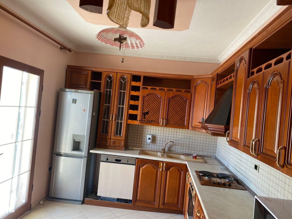 Tirane, jepet me qera apartament 2+1 Kati 2, 90 m² 600 € (SAUK)