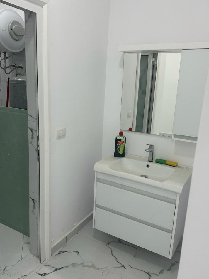 Lushnje, shitet ambjent biznesi Kati 0, 48 m² 65.000 € (Lushnje)
