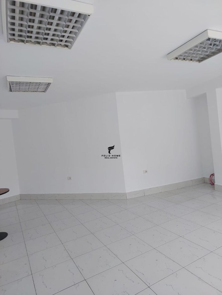 Tirane, jepet me qera dyqan Kati 0, 28 m² 400 € (KODRA E DIELLIT)