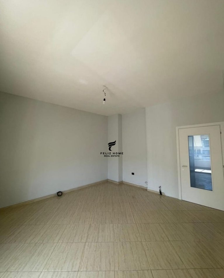 Tirane, jepet me qera apartament 3+1 Kati 5, 120 m² 700 € (LIQENI I THATE)
