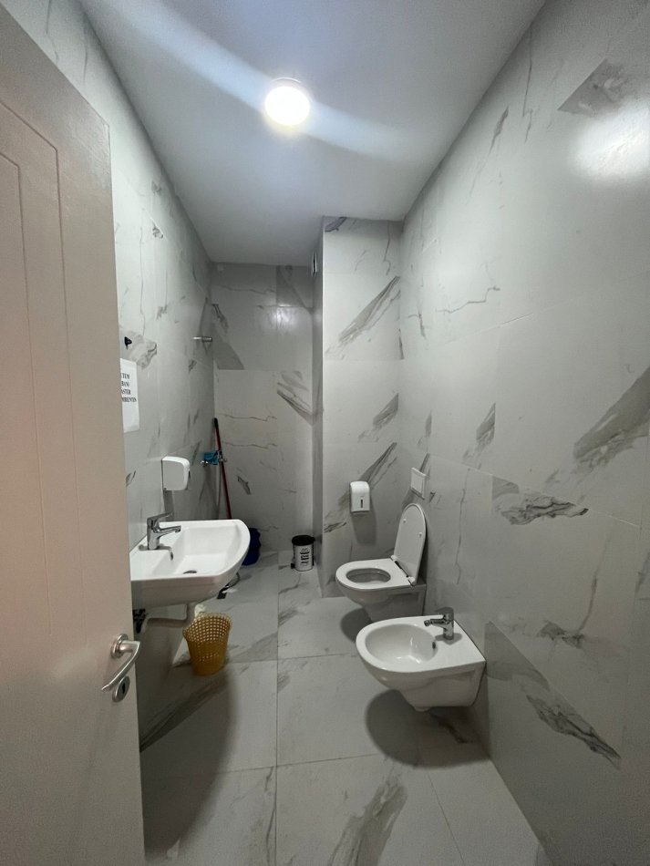 Tirane, jepet me qera apartament 3+1+Ballkon Kati 18, 160 m² 1.700 € (Rruga e Kavajes)