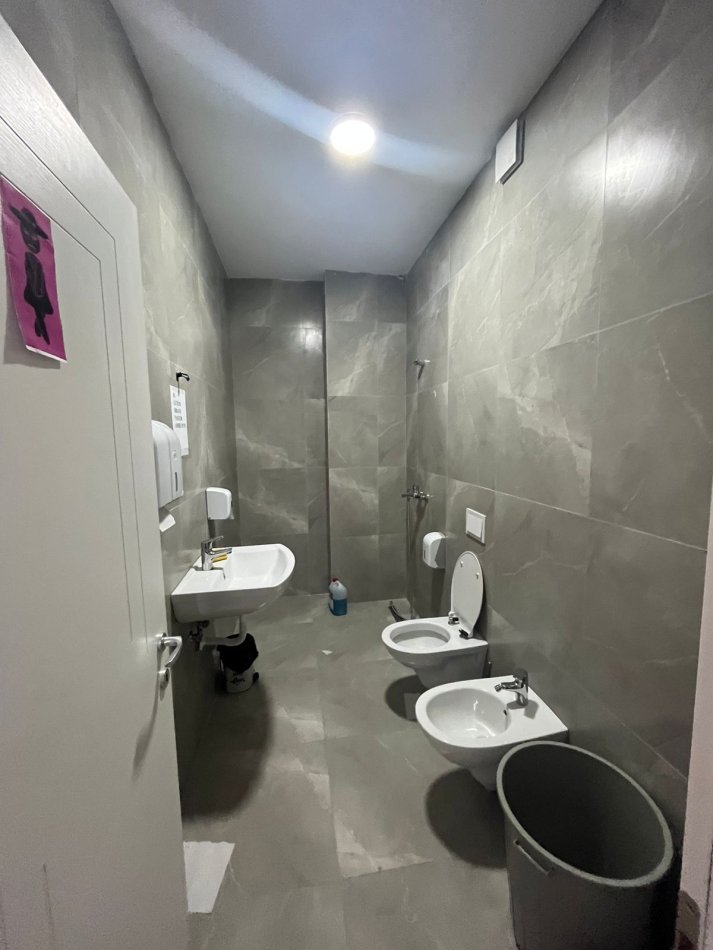 Tirane, jepet me qera apartament 3+1+Ballkon Kati 18, 160 m² 1.700 € (Rruga e Kavajes)