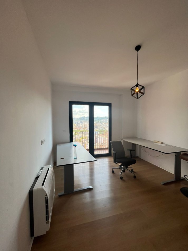 Tirane, jepet me qera apartament 3+1+Ballkon Kati 18, 160 m² 1.700 € (Rruga e Kavajes)