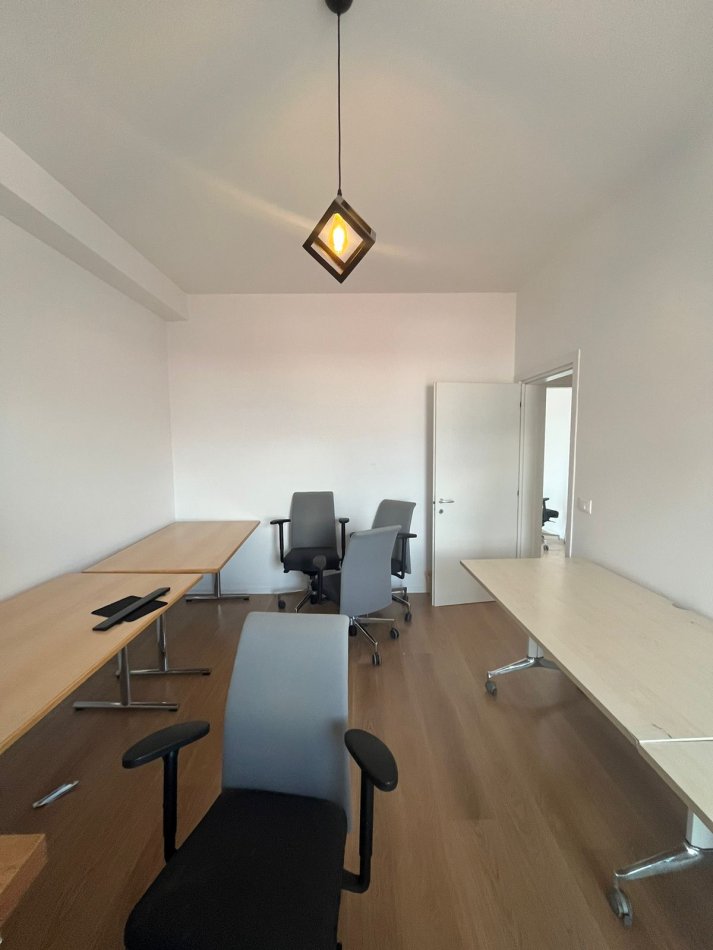 Tirane, jepet me qera apartament 3+1+Ballkon Kati 18, 160 m² 1.700 € (Rruga e Kavajes)