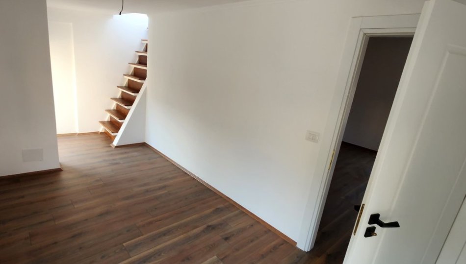 Tirane, shitet apartament 3+1+Ballkon Kati 1, 166 m² 250.000 € (Kombinat)