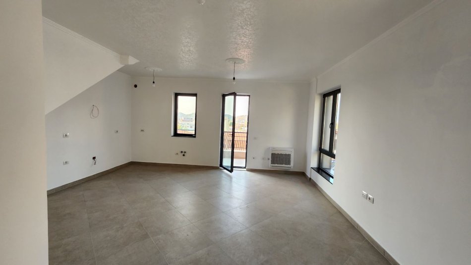 Tirane, shitet Vile 3+1+Ballkon Kati 1, 166 m² 250.000 € (kombinat)