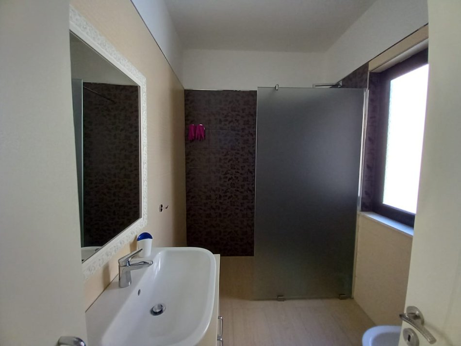 Durres, jepet me qera apartament 2+1 Kati 3, 120 m² 650 € (Vila Zogut, Durres)