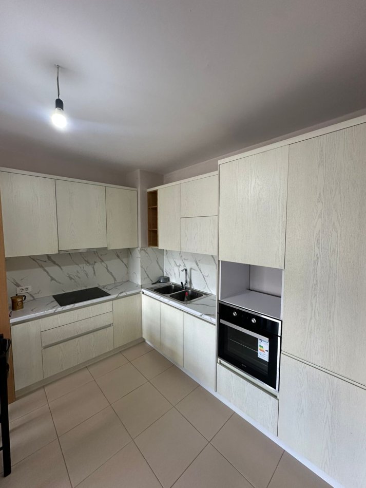 jepet me qera apartament Kati 8, 110 m² 800 €