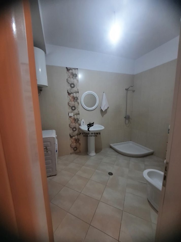 Tirane, jepet me qera apartament 2+1+Ballkon Kati 5, 120 m² 450 € (ASTIR)