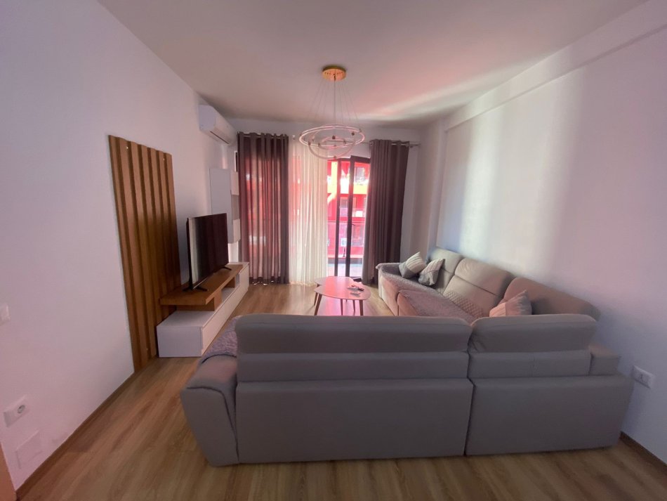 Tirane, jepet me qera apartament 2+1 Kati 3, 97 m² 600 € (FARMACIA 10)