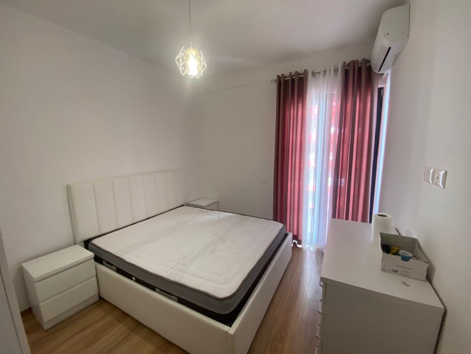 Tirane, jepet me qera apartament 2+1 Kati 3, 97 m² 600 € (FARMACIA 10)