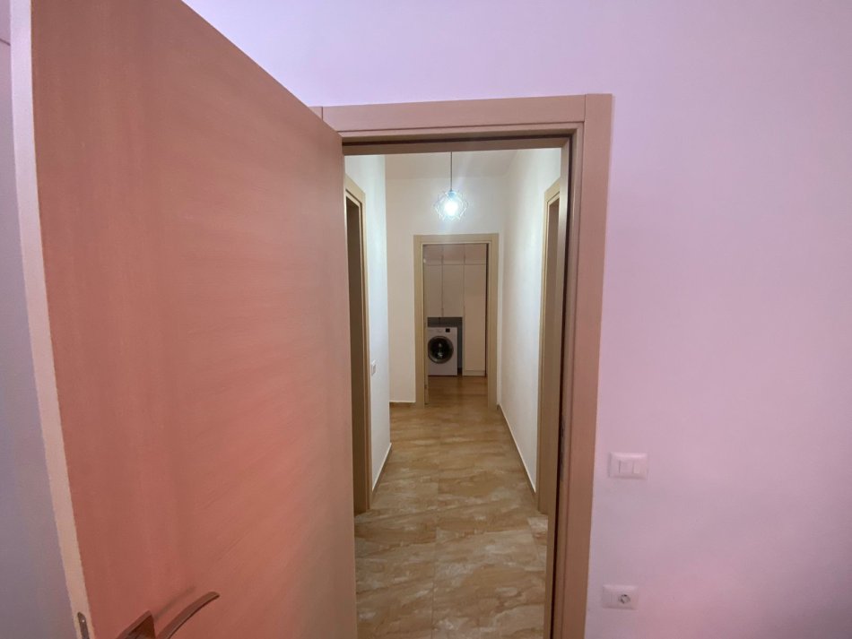 Tirane, jepet me qera apartament 2+1 Kati 3, 97 m² 600 € (FARMACIA 10)