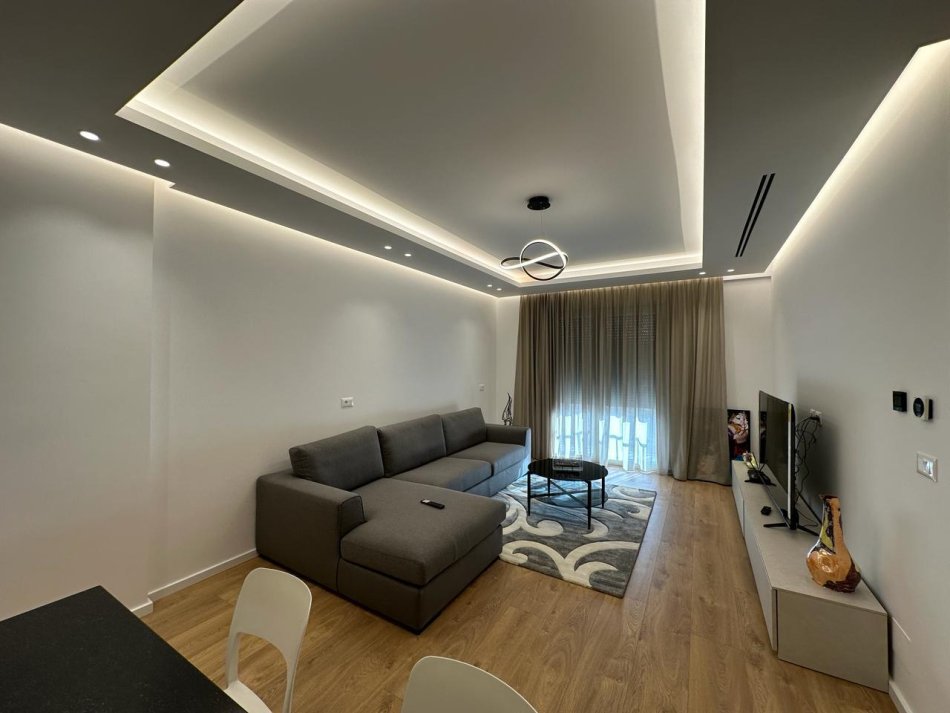 Tirane, jepet me qera apartament 2+1 , 99 m² 1.000 € (ROSE GARDEN)