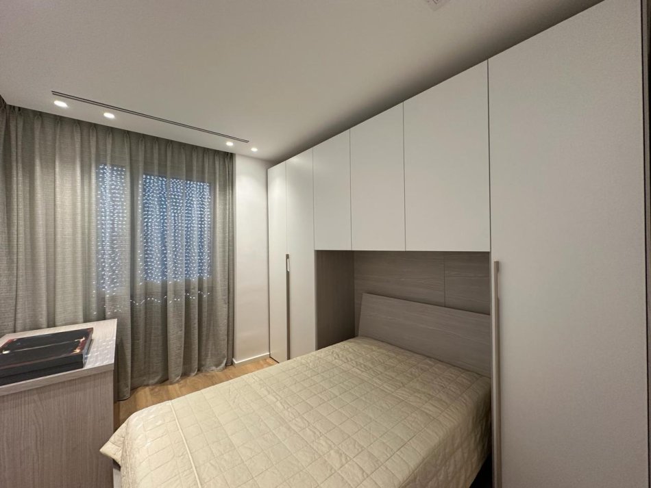 Tirane, jepet me qera apartament 2+1 , 99 m² 1.000 € (ROSE GARDEN)