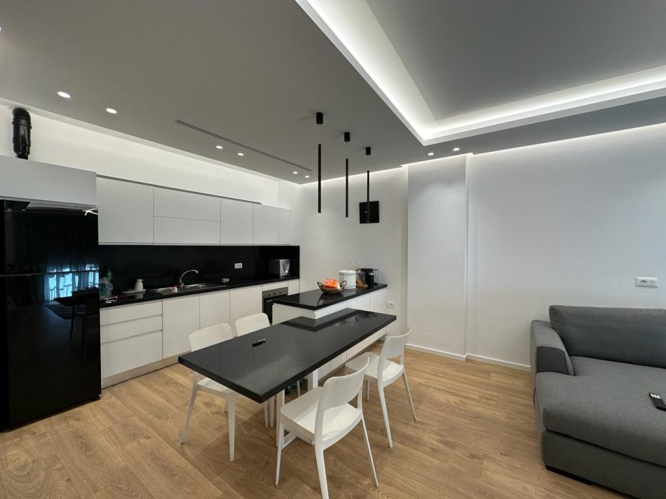 Tirane, jepet me qera apartament 2+1 , 99 m² 1.000 € (ROSE GARDEN)