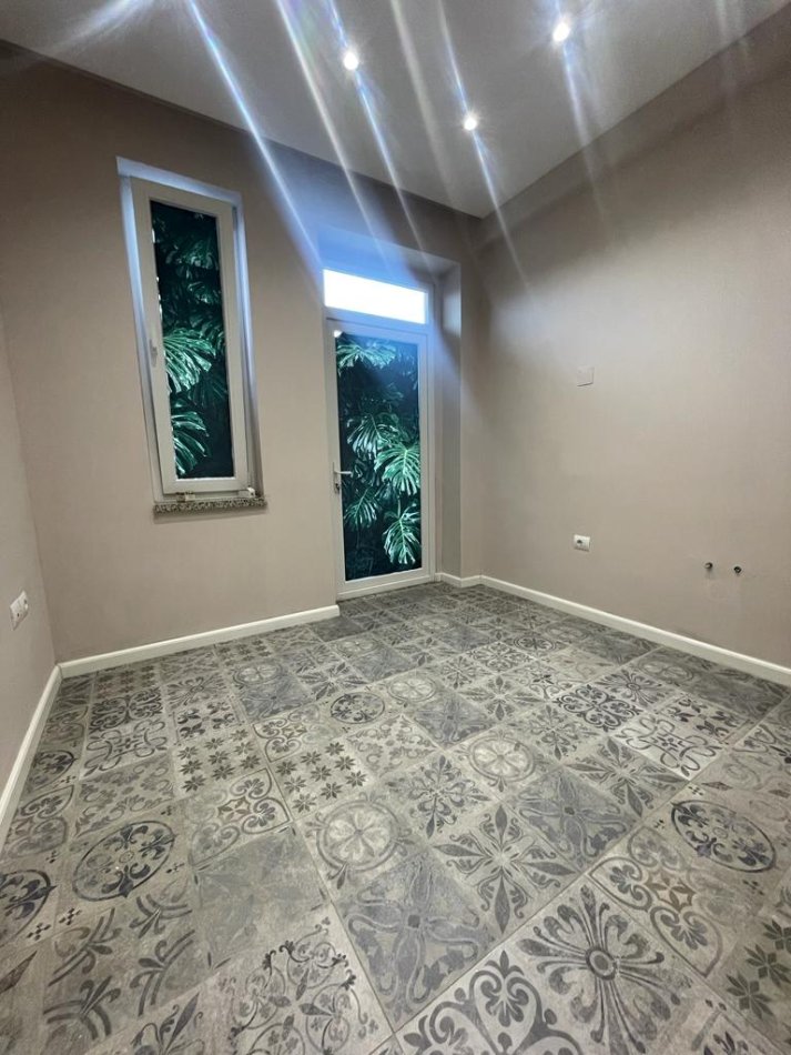 Tirane, jepet me qera zyre Kati 1, 68 m² 700 € (Stadiumi Dinamo)