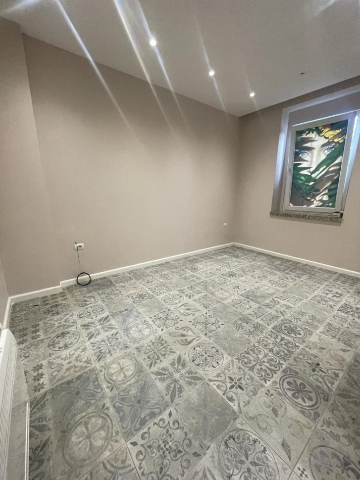 Tirane, jepet me qera zyre Kati 1, 68 m² 700 € (Stadiumi Dinamo)