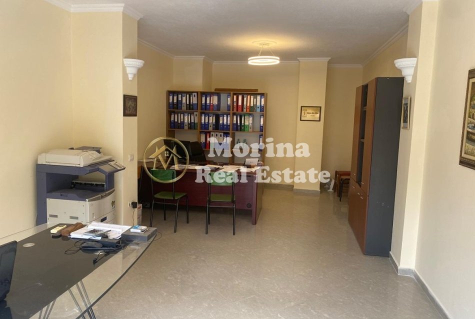 Tirane, jepet me qera ambjent biznesi Kati 0, 42 m² 2.500 € (Rruga Fortuzi)
