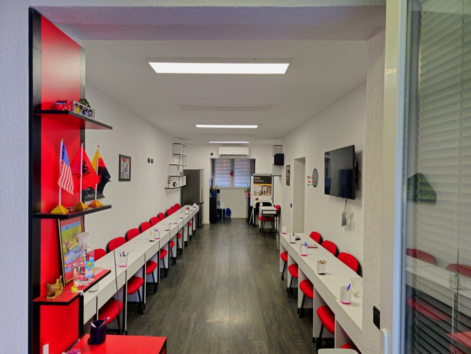 Tirane, jepet me qera ambjent biznesi Kati 1, 93 m² 700 € 
