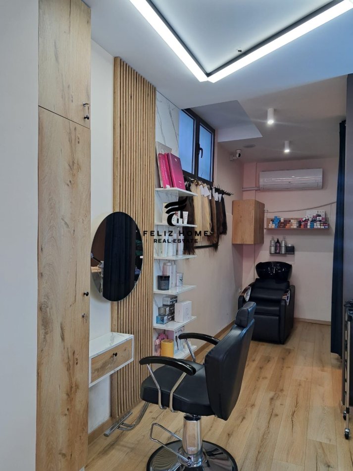 Tirane, jepet me qera dyqan Kati 0, 50 m² 900 € (OXHAKU)