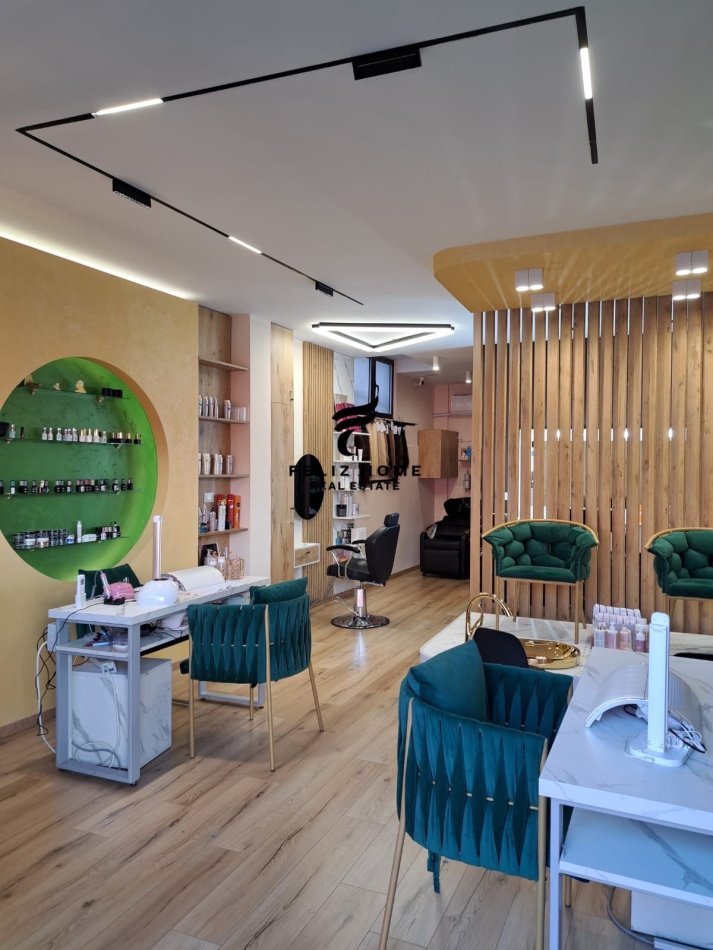 Tirane, jepet me qera dyqan Kati 0, 50 m² 900 € (OXHAKU)