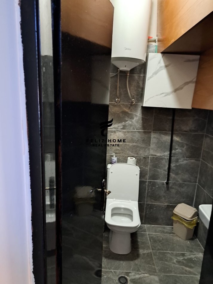 Tirane, jepet me qera dyqan Kati 0, 50 m² 900 € (OXHAKU)