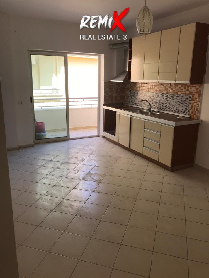 Shkembi Kavajes, shitet apartament 1+1+Aneks+Ballkon Kati 5, 55 m² 49.000 €