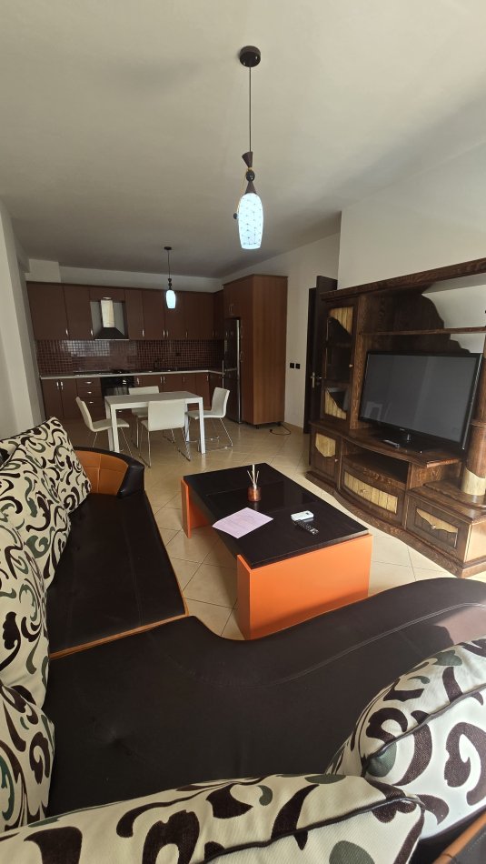 Tirane, jepet me qera apartament 2+1+Ballkon Kati 1, 90 m² 400 € (Rruga e Dajtit)