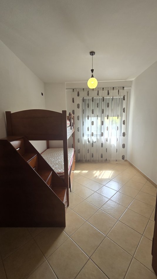 Tirane, jepet me qera apartament 2+1+Ballkon Kati 1, 90 m² 400 € (Rruga e Dajtit)