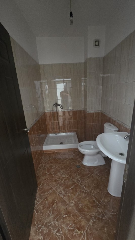 Tirane, jepet me qera apartament 2+1+Ballkon Kati 1, 90 m² 400 € (Rruga e Dajtit)
