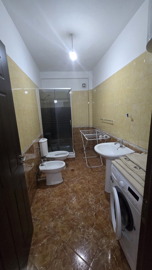 Tirane, jepet me qera apartament 2+1+Ballkon Kati 1, 90 m² 400 € (Rruga e Dajtit)