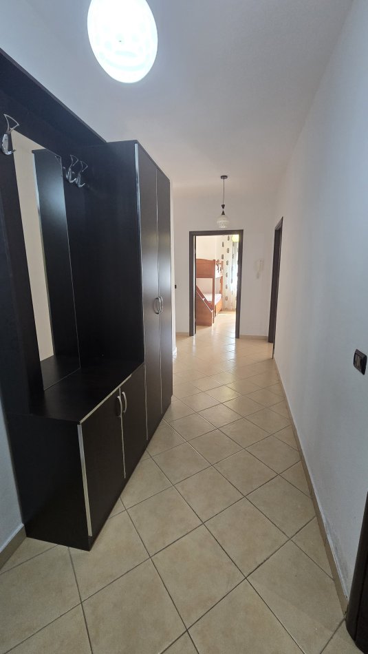 Tirane, jepet me qera apartament 2+1+Ballkon Kati 1, 90 m² 400 € (Rruga e Dajtit)