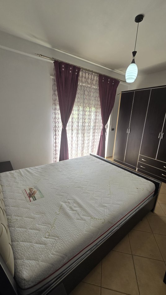 Tirane, jepet me qera apartament 2+1+Ballkon Kati 1, 90 m² 400 € (Rruga e Dajtit)
