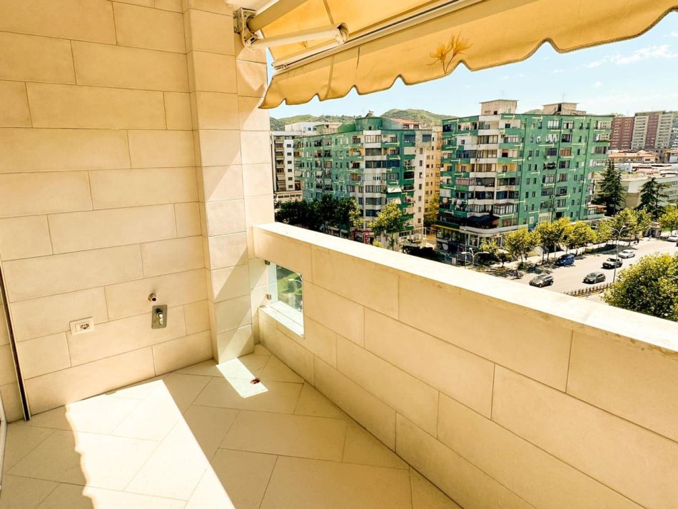Tirane, jepet me qera apartament 2+1+Ballkon Kati 6, 76 m² 650 € (Rruga e Kavajes)