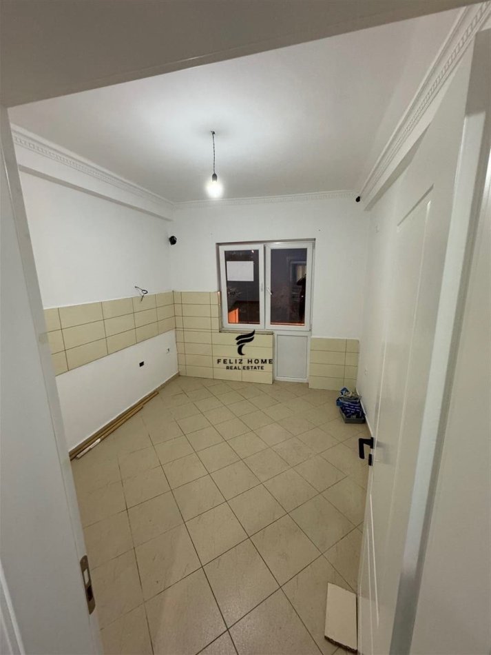 Tirane, shitet apartament 2+1+Ballkon Kati 2, 70 m² 85.000 € (KOMBINAT)