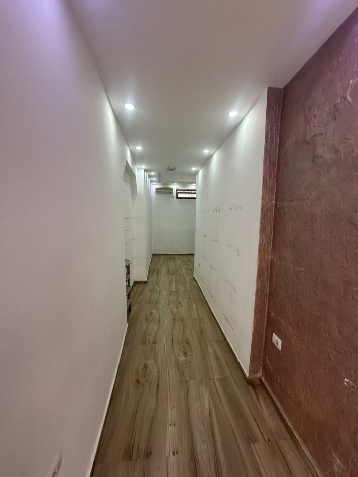 Tirane, jepet me qera dyqan Kati 0, 32 m² 850 € (Rruga Muhamet Gjollesha)