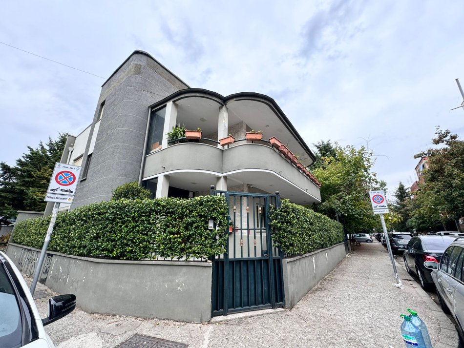 Tirane, jepet me qera zyre Kati 2, 150 m² 1.500 € (STADIUMI DINAMO)