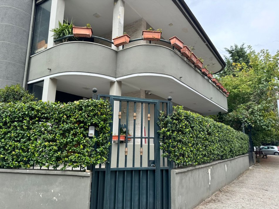 Tirane, jepet me qera zyre Kati 2, 150 m² 1.500 € (STADIUMI DINAMO)