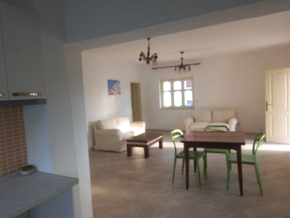 Tirane, jepet me qera apartament 3+1+Ballkon Kati 2, 100 m² 500 € (qyteti studenti)