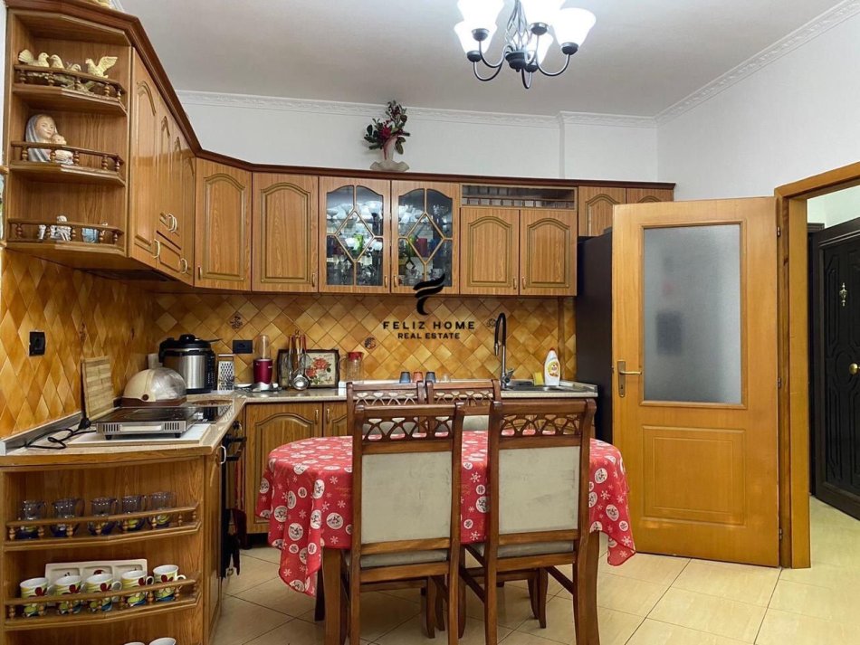 Tirane, shitet apartament 3+1 Kati 1, 93 m² 130.000 € (LAPRAKE)