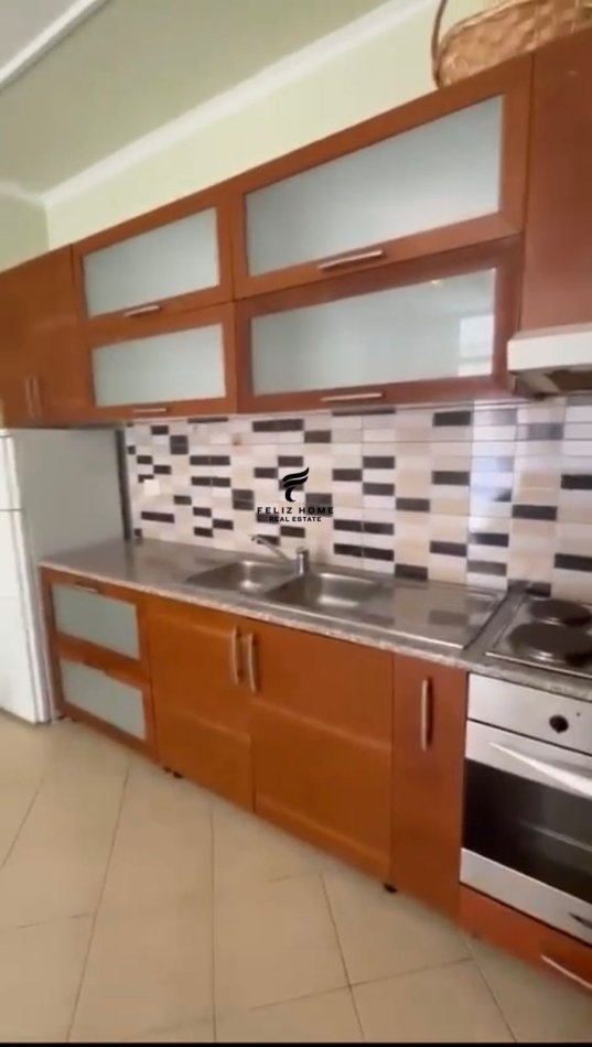 Tirane, jepet me qera apartament 1+1 Kati 5, 70 m² 600 € (KOMUNA E PARISIT)