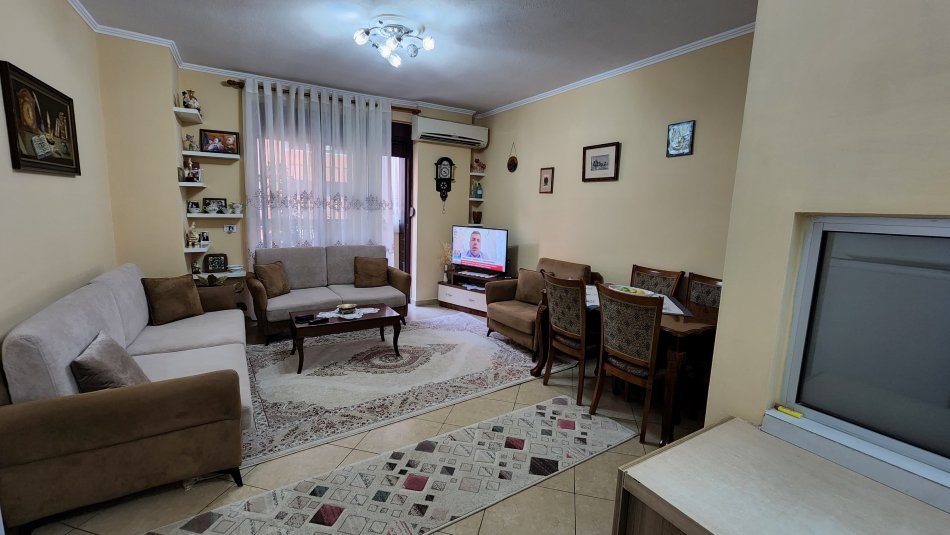Tirane, jepet me qera apartament 2+1 Kati 5, 600 € 