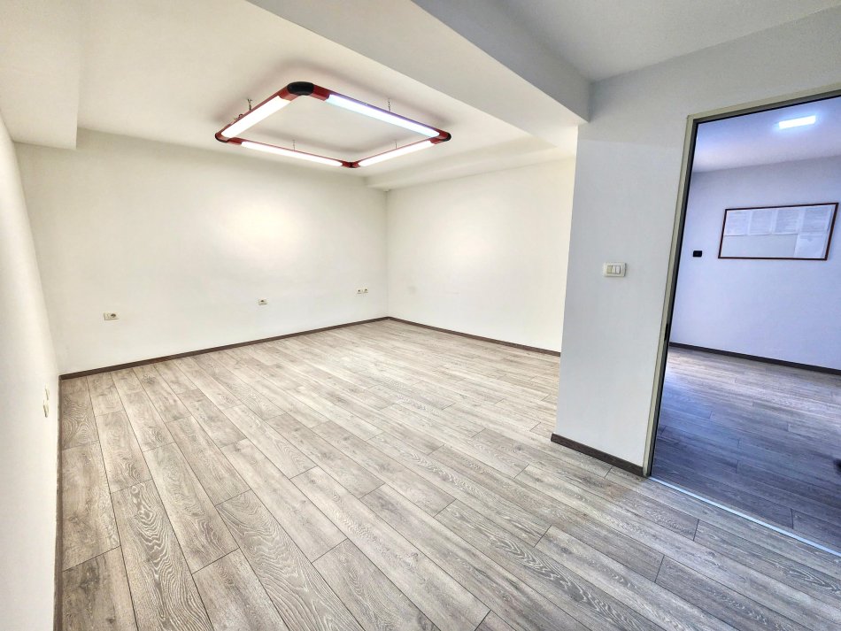 Me Qera: Zyre (75 m2) 📍 në Qendër të Tiranës ( Piazza ) fiks pas Muzeut të Tiranës | k.2 | 100% Re - Me Pamje nga Rr. Kryesore - 770€/Muaj  NETO