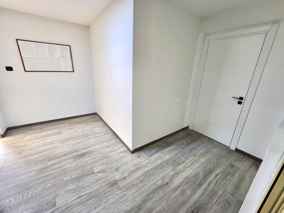 Me Qera: Zyre (75 m2) 📍 në Qendër të Tiranës ( Piazza ) fiks pas Muzeut të Tiranës | k.2 | 100% Re - Me Pamje nga Rr. Kryesore - 770€/Muaj  NETO