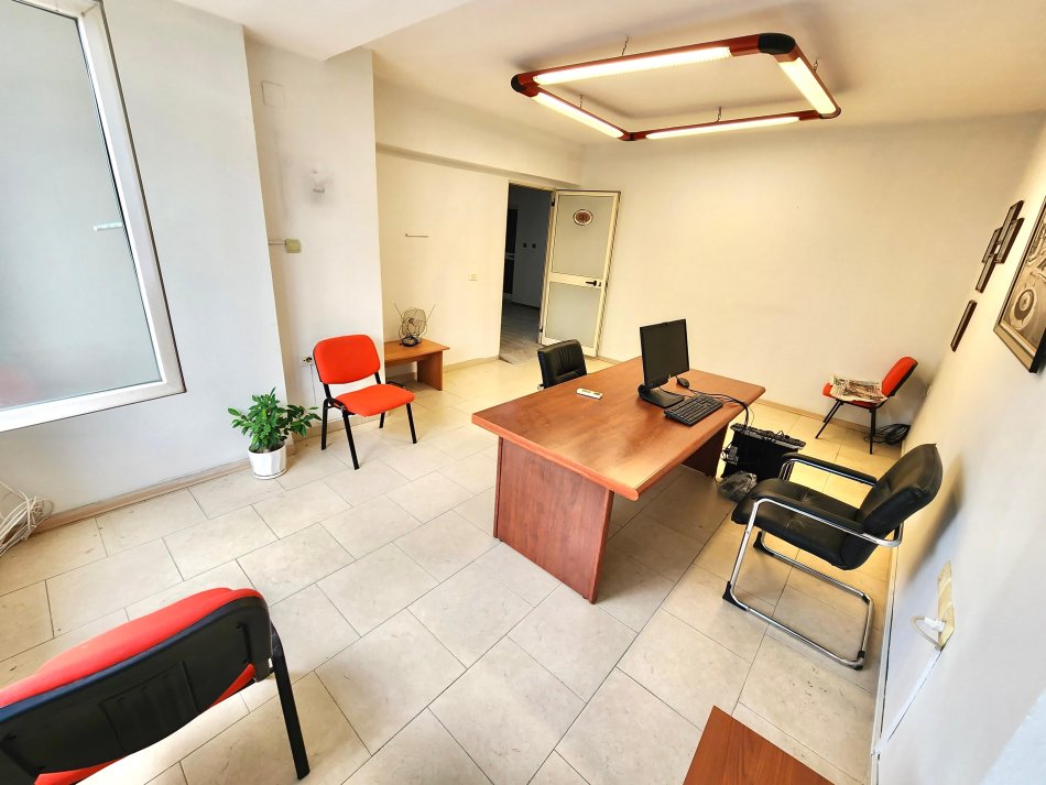Me Qera: Zyre (75 m2) 📍 në Qendër të Tiranës ( Piazza ) fiks pas Muzeut të Tiranës | k.2 | 100% Re - Me Pamje nga Rr. Kryesore - 770€/Muaj  NETO