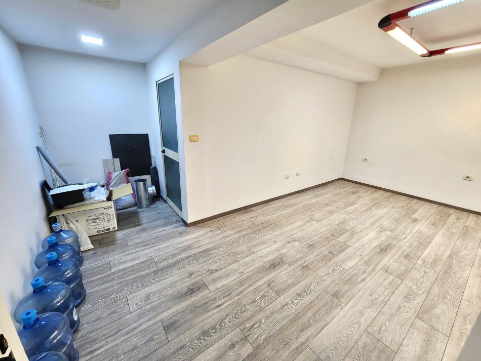 Me Qera: Zyre (75 m2) 📍 në Qendër të Tiranës ( Piazza ) fiks pas Muzeut të Tiranës | k.2 | 100% Re - Me Pamje nga Rr. Kryesore - 770€/Muaj  NETO