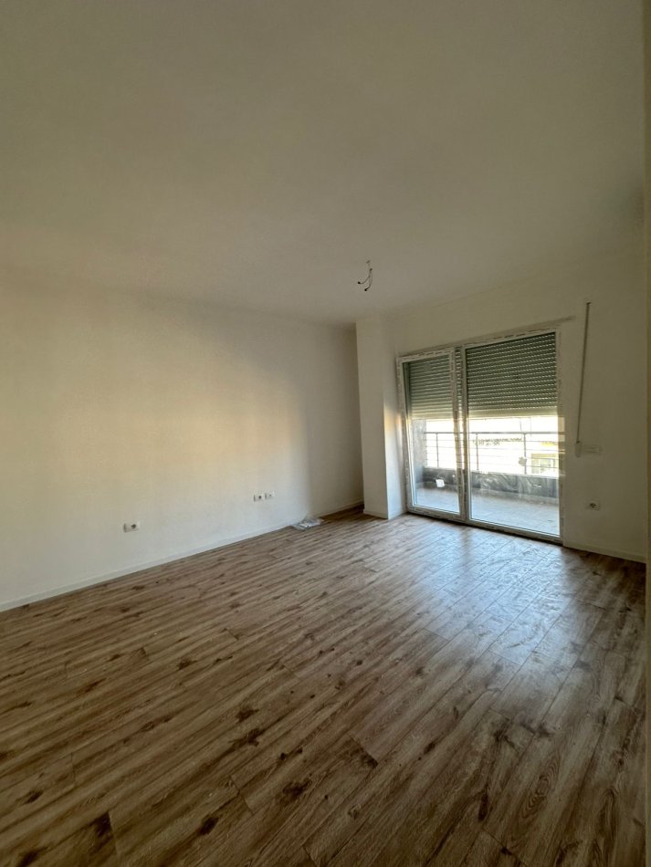 Tirane, jepet me qera zyre Kati 6, 65 m² 500 € (Niku Konstruksion, Komuna e Parisit)