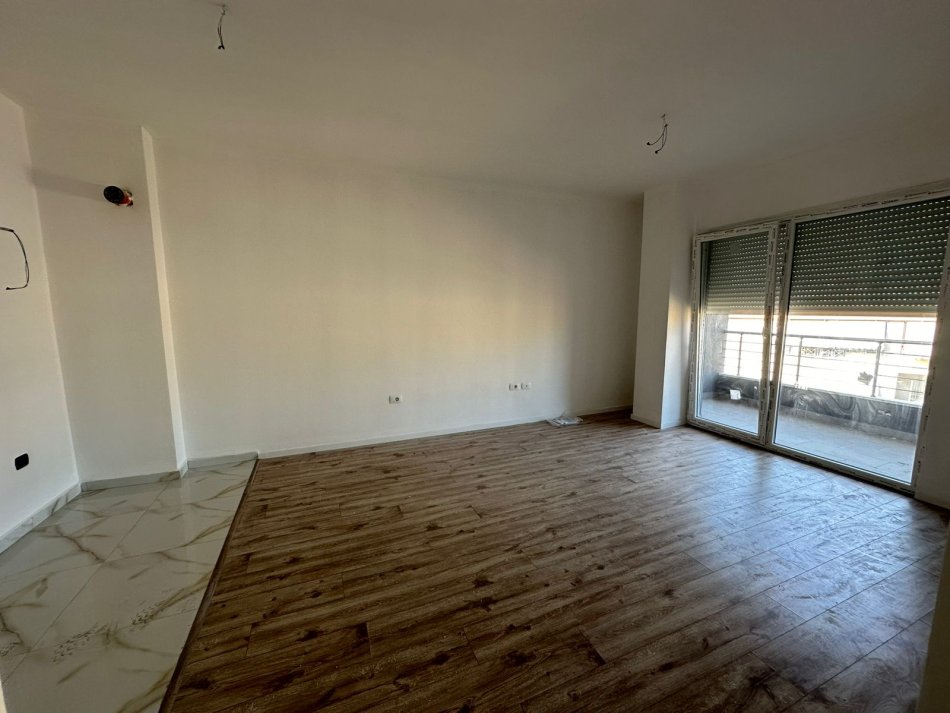 Tirane, jepet me qera zyre Kati 6, 65 m² 500 € (Niku Konstruksion, Komuna e Parisit)