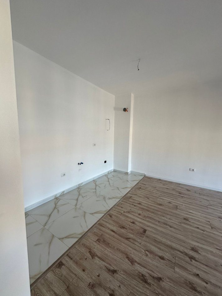 Tirane, jepet me qera zyre Kati 6, 65 m² 500 € (Niku Konstruksion, Komuna e Parisit)